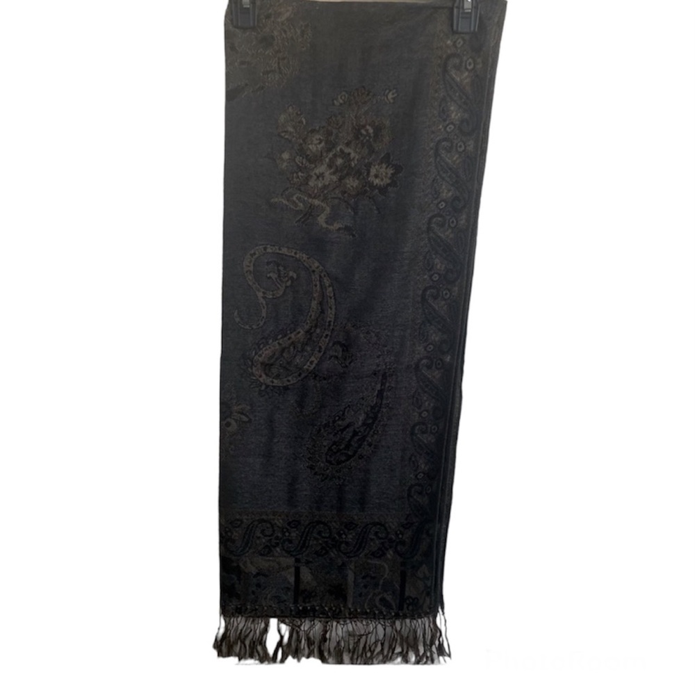 Beautiful Paisley style Women’s Scarf NWOT